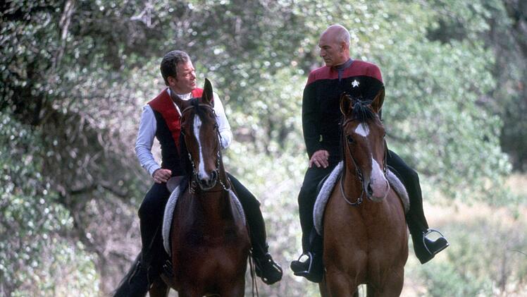 Picard (Patrick Stewart, rechts) schafft es nur mit gro&szlig;er &Uuml;berredungskunst, Kirk (William Shatner) zum Verlassen seines Paradieses und zum Kampf gegen den fanatischen Dr. Soran zu &uuml;berreden.