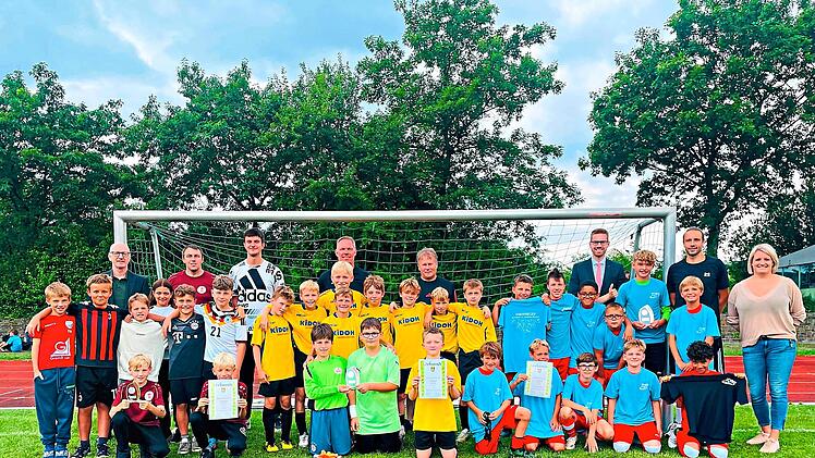 Die Fu&szlig;baller mit (von links) Ulrich Lang, Grundschule Tettau, Steffen Mahr, Grundschule K&uuml;ps mit Matthias Weiss, Philipp Laaber, Lucas-Cranach-Grundschule Kronach mit Philipp Montag, Sabrina St&ouml;ckert.Grundschule