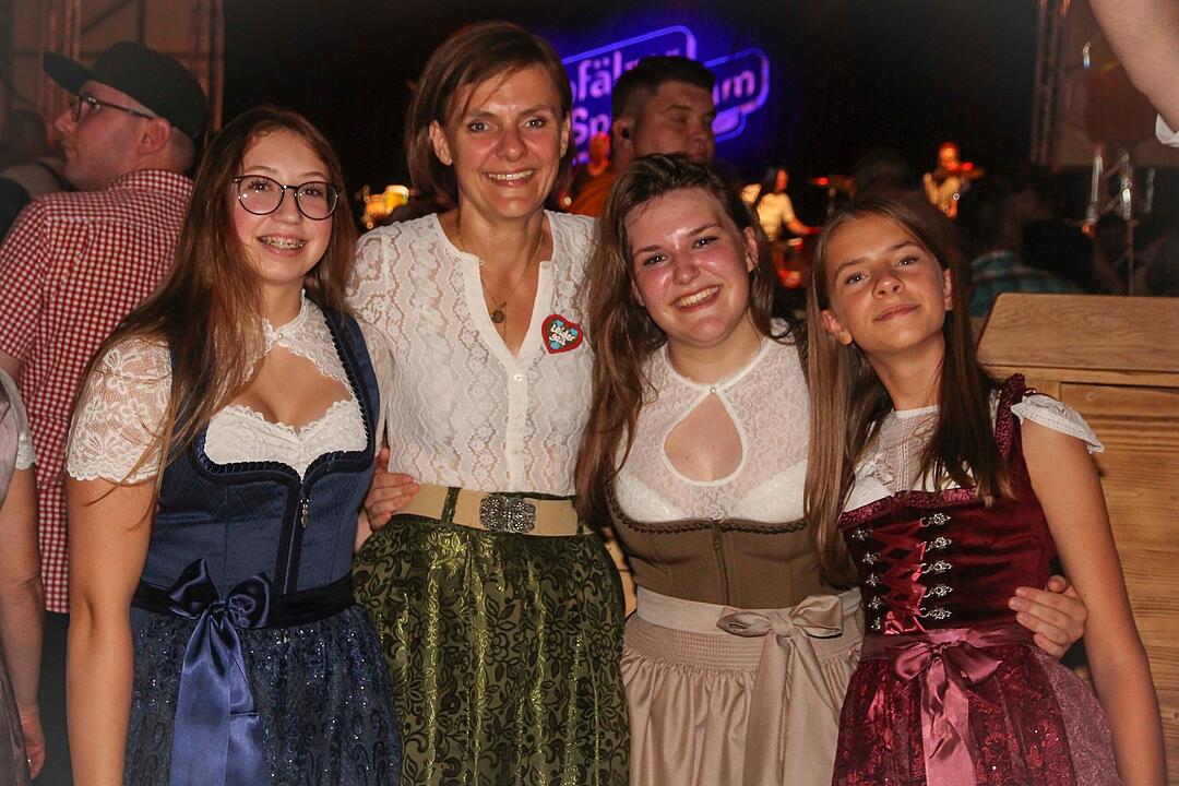 Die Stadlbesucher feierten mit den Stoapf&auml;lzer Spitzbuam.