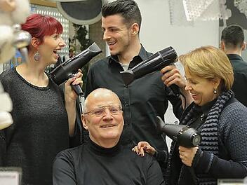 Laura, Henrik und Claudia (v. l.) frisieren Karl-Heinz Gottstein. Fotos: Barbara Herbst