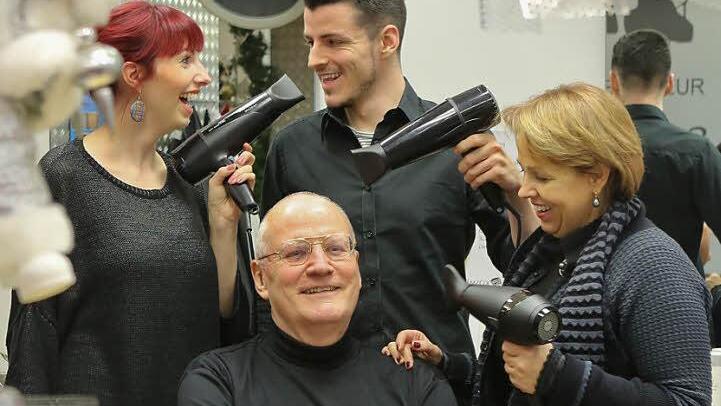 Laura, Henrik und Claudia (v. l.) frisieren Karl-Heinz Gottstein. Fotos: Barbara Herbst