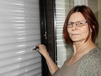 Brigitte Meier hat Querriegel an ihren Rollläden angebracht.Fotos: Ulrike Müller