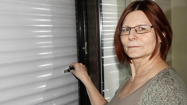 Brigitte Meier hat Querriegel an ihren Rollläden angebracht.Fotos: Ulrike Müller