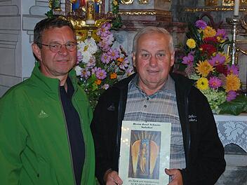 Wallfahrtsführer Gerhard Halbig mit Josef Schmitt (rechts). Er wurde für die 40. Wallfahrt nach Retzbach geehrt. Seine erste Pilgerreise trat er bereits 1958 im Alter von 14 Jahren an. Foto: Norbert Schmitt