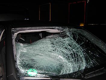 Eiskalt erwischt hat es diesen Autofahrer. Foto: Polizei Bayern