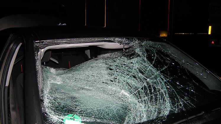Eiskalt erwischt hat es diesen Autofahrer. Foto: Polizei Bayern