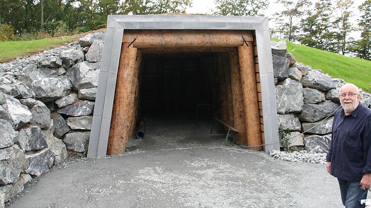 Unterstellmöglichkeit in Stollenbausweise.
