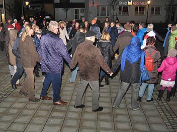 Der Friedenstanz vor der Pfarrkirche St. Nikolaus Foto: Helmut Vogler