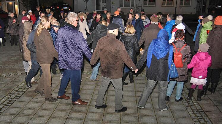 Der Friedenstanz vor der Pfarrkirche St. Nikolaus Foto: Helmut Vogler