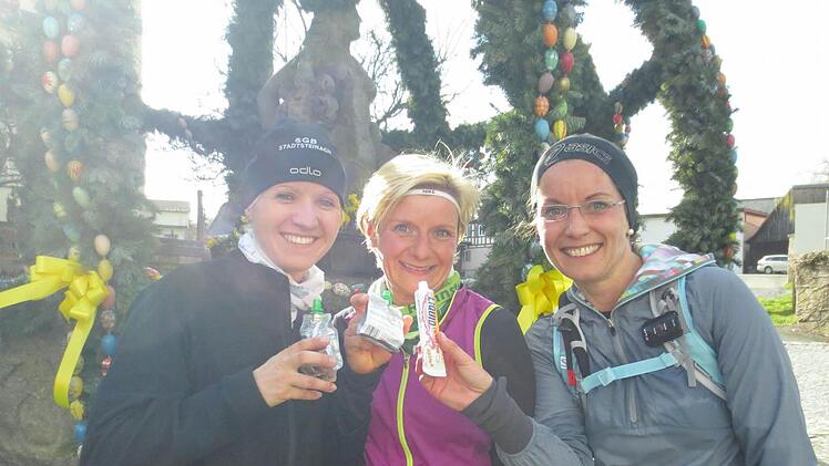 Stärkung beim Jungfer Kättl-Brunnen in Weißenbrunn: Cordula Lauterbach, Susanne Schuberth und Sindy Meier (von links). Foto: Michael Kraus