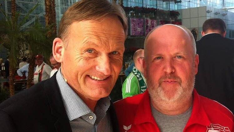 Edgar Friedmann (r.), Vorsitzender des FC-Bayern-Fanclubs Plassenburg Kulmbach - hier mit BVB-Geschäftsführer Hans Joachim Watzke