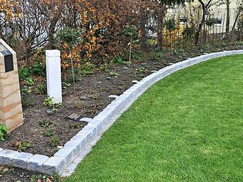 Bei der Neugestaltung des oberen Teils im Friedhof in Steinsfeld wurden auch Möglichkeiten für Urnengräber geschaffen. Das Thema Friedhof stand im Mittelpunkt der Bürgerversammlung im Steinsfelder Sportheim.  Foto: Ulrike Langer