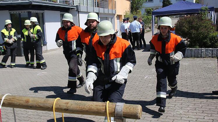 Und Action! Bilder vom Erwachsenenleistungsmarsch der oberfränkischen Feuerwehren in Großheirath (Landkreis Coburg). Fotos: Michael Stelzner