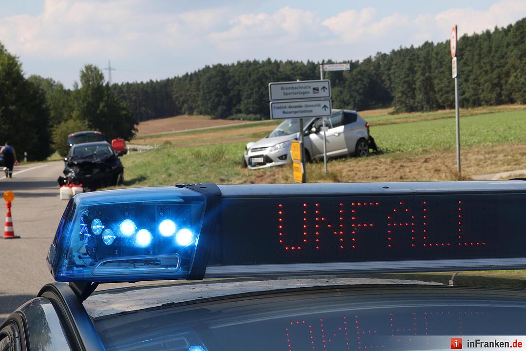 Beim Abbiegen Verkehr übersehen - Zwei Verletzte bei Zusammenstoß