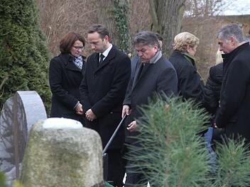 Der Mainleuser Bürgermeister Robert Bosch (links) und Landrat Klaus Peter Söllner (Mitte) erweisen Heinz Hugel am Grab die letzte Ehre. Foto: Jakob Weber