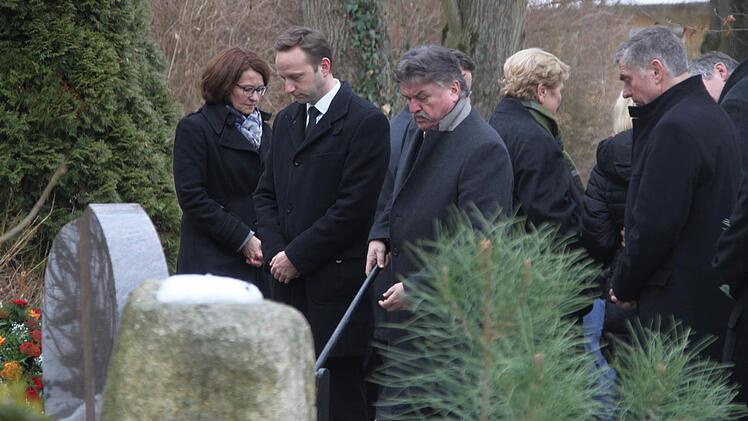 Der Mainleuser Bürgermeister Robert Bosch (links) und Landrat Klaus Peter Söllner (Mitte) erweisen Heinz Hugel am Grab die letzte Ehre. Foto: Jakob Weber