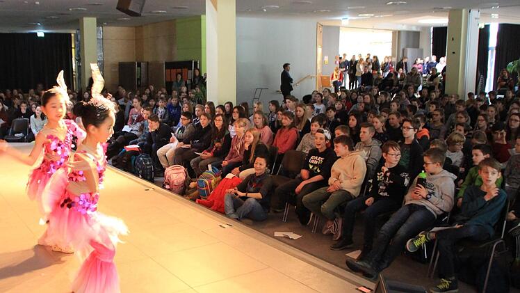 Junge chinesische Künstlerinnen gaben am Höchstadter Gymnasium einen Einblick in ihre Kultur.  Foto: Andreas Dorsch