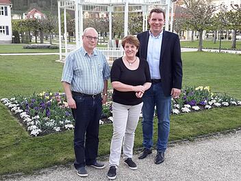 Für deren langjährige Parteizugehörigkeit wurden bei der Bad Brückenauer CSU Brigitte Meyerdierks (Mitte) und Karlheinz Schmitt (links) geehrt. Den beiden Jubilaren gratulierte der Kreisvorsitzende der Jungen Union, Martin Wende (rechts), der auch Gastredner der Veranstaltung war. Foto: Rolf Pralle