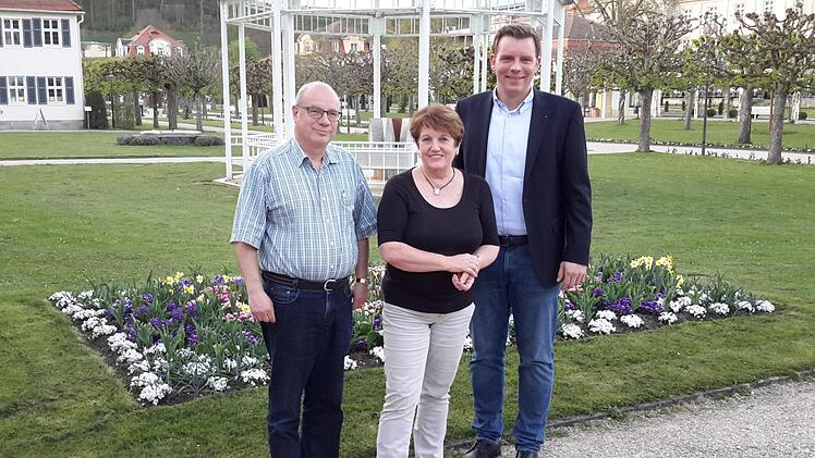 Für deren langjährige Parteizugehörigkeit wurden bei der Bad Brückenauer CSU Brigitte Meyerdierks (Mitte) und Karlheinz Schmitt (links) geehrt. Den beiden Jubilaren gratulierte der Kreisvorsitzende der Jungen Union, Martin Wende (rechts), der auch Gastredner der Veranstaltung war. Foto: Rolf Pralle
