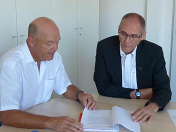 Friedrich Nolting (links) übergibt Bürgermeister Gerd Zimmer die Unterschriftenliste für das Bürgerbegehren. Foto: Pauline Lindner