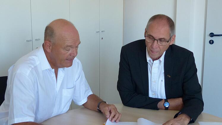 Friedrich Nolting (links) übergibt Bürgermeister Gerd Zimmer die Unterschriftenliste für das Bürgerbegehren. Foto: Pauline Lindner