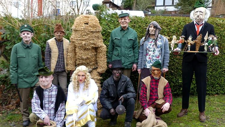 Gruppenbild mit den Schnitzfiguren der Strohberta.  Foto: Dieter Hübner