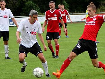 Spfr. Steinbach - SV R&ouml;delmaier (1:3). Den Sander Spielertrainer Stefan Seufert (links) versucht Benedikt Hess vom SV R&ouml;delmaier aufzuhalten. Foto: G&uuml;nther Geiling