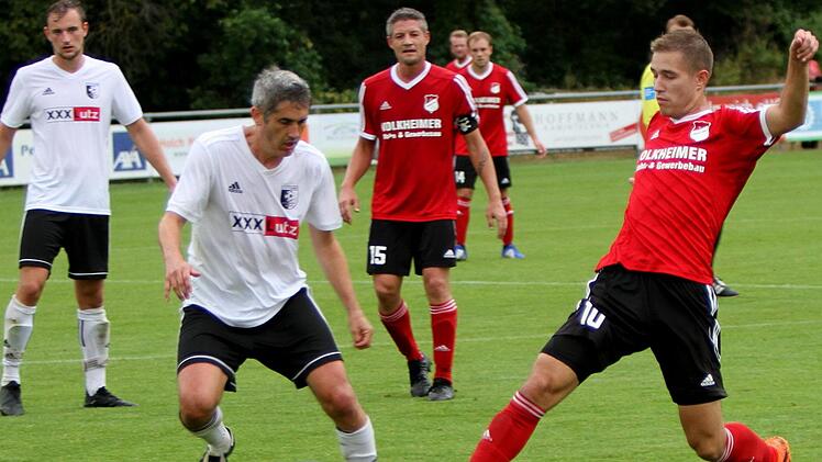 Spfr. Steinbach - SV R&ouml;delmaier (1:3). Den Sander Spielertrainer Stefan Seufert (links) versucht Benedikt Hess vom SV R&ouml;delmaier aufzuhalten. Foto: G&uuml;nther Geiling