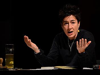 Dunja Hayali  bei ihrer Lesung Foto: Helmut Ölschlegel