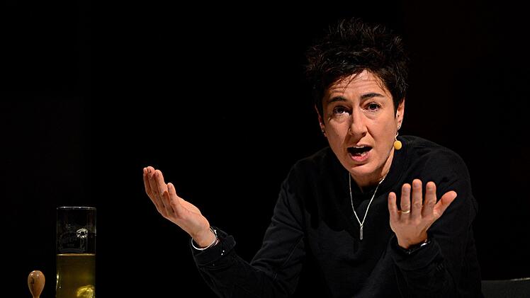 Dunja Hayali  bei ihrer Lesung Foto: Helmut Ölschlegel
