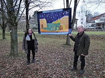 In der Baille- Maille- Allee Himmelkron kann man auf dem "Weg nach Bethlehem" Weihnachten mit allen Sinnen erleben. Klaviermeister Reinhold Pöhlmann hat die Bildbanner zusammen mit seiner Ehefrau Christine an diesem Wochenende angebracht. Foto: Werner Reißaus