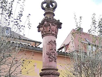 Das Münnerstädter Kriegerdenkmal aus dem 1870/71er-Krieg steht heute auf dem Privatparkplatz am ehemaligen Amtsgericht. Bis in die Mitte des letzten Jahrhunderts hinein hatte es einen zentralen Platz am Münnerstädter Marktplatz.