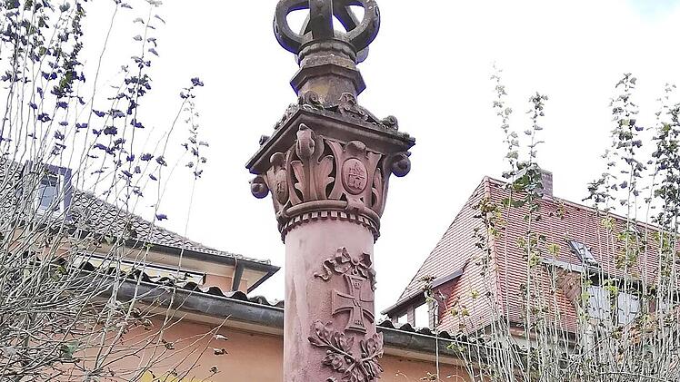 Das Münnerstädter Kriegerdenkmal aus dem 1870/71er-Krieg steht heute auf dem Privatparkplatz am ehemaligen Amtsgericht. Bis in die Mitte des letzten Jahrhunderts hinein hatte es einen zentralen Platz am Münnerstädter Marktplatz.
