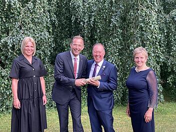 Präsidentenbild mit Damen. Philipp Cramer übergibt die Charterurkunde des Rotary Clubs Bad Kissingen an Gerhard Schneider. Links   Katja   Cramer, rechts Maria Schneider.