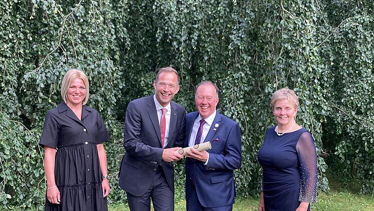 Präsidentenbild mit Damen. Philipp Cramer übergibt die Charterurkunde des Rotary Clubs Bad Kissingen an Gerhard Schneider. Links   Katja   Cramer, rechts Maria Schneider.