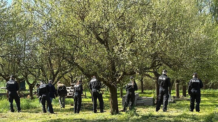 Nach Brand bei Dessous-Hersteller und Verdacht der Brandstiftung: Polizei sucht Brandort nach Spuren ab