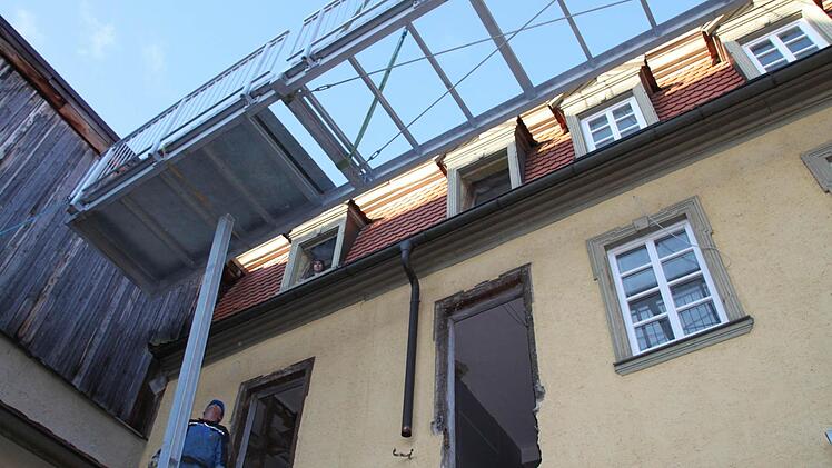 Der Balkon schwebt ein.