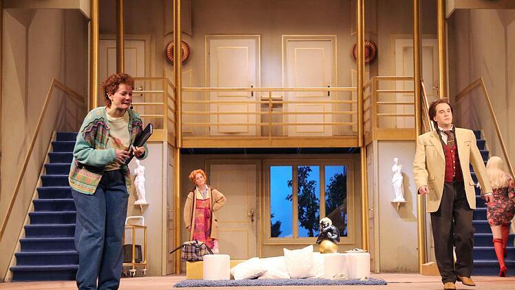 Turbulenter Bühnenspaß: Szene aus "Der nackte Wahnsinn" am Landestheater Coburg.Foto: Henning Rosenbusch