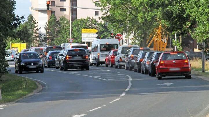 Dieses kurze Teilstück zwischen Flugplatz und Umgehungsstraße wird gesperrt. Die Umleitungen sind deutlich länger.  Foto: Michael Busch
