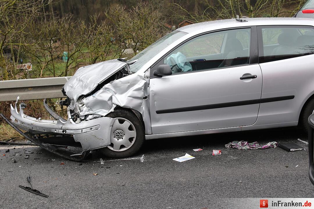 Schwerer Unfall auf B303 bei Ahorn