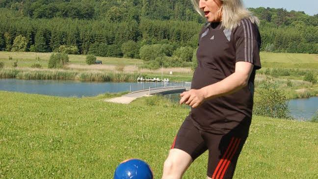 Lieblingssport am Lieblingsort: Auf der Wiese am Goldbergsee ein wenig zu kicken, macht Gary O'Connell sichtlich Spaß. Foto: Helke Renner