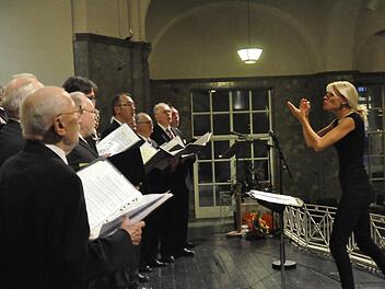Ilona Seufert dirigiert den Männerchor des Landkreises Bad Kissingen Foto: .Peter Klopf