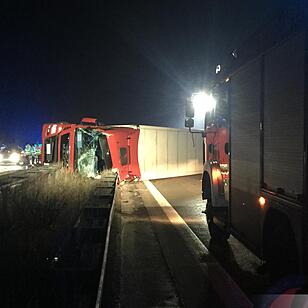 Kreis Bayreuth: Lkw kracht auf A9 in Mittelschutzplanke und kippt um – Fahrer verletzt