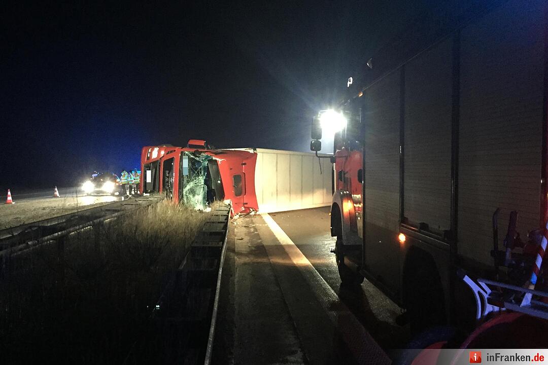 Kreis Bayreuth: Lkw kracht auf A9 in Mittelschutzplanke und kippt um – Fahrer verletzt