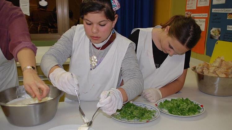 Mariam und Celine richten den Borschtsch an. Foto: Uschi Prawitz