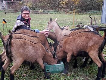 Rosi Kuhn füttert ihre jungen Ziegen. Die Erlebnisbäuerin hat einen innigen Kontakt zu ihren Tieren, die aber trotzdem Nutztiere sind. Das erfahren Besucher auf einem Erlebnisbauernhof. Heike Beudert