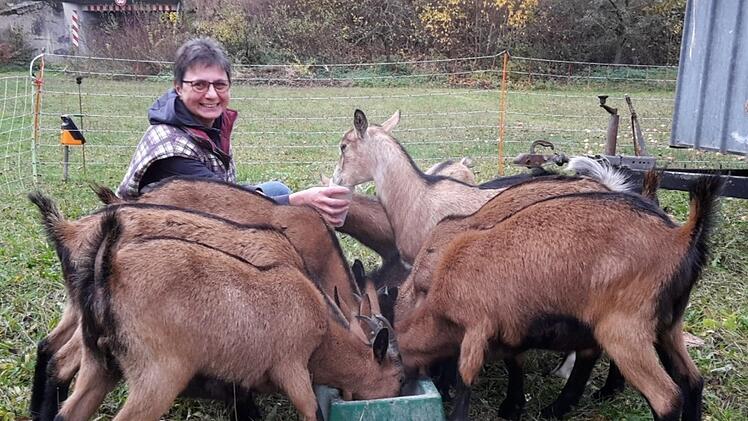 Rosi Kuhn füttert ihre jungen Ziegen. Die Erlebnisbäuerin hat einen innigen Kontakt zu ihren Tieren, die aber trotzdem Nutztiere sind. Das erfahren Besucher auf einem Erlebnisbauernhof. Heike Beudert