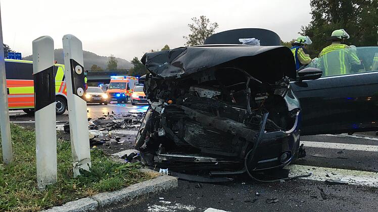 Die Feuerwehr sperrte nach dem Unfall am Montagmorgen an der Anschluss-Stelle Hammelburg die Unfallstelle ab und regelte der Verkehr. Foto: Ralf Ruppert