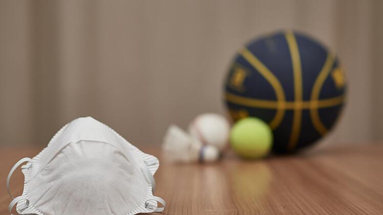 Welcher Sport setzt die Saison fort, wer bricht die laufende Spielzeit ab? Foto: adobestock