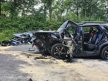 Stark zerstört wurden zwei Autos bei einem Unfall am Sonntag auf der St 2289 bei Wildflecken. Alle acht Schwerverletzten, auch die fünf Kinder, schweben nicht in Lebensgefahr.